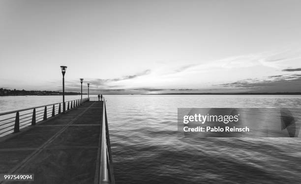 luz de atardecer. - playa atardecer stock pictures, royalty-free photos & images