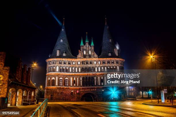 holstentor bei nacht - nacht stock pictures, royalty-free photos & images