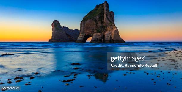 wharariki beach & archway islands - 1207 - raimondo - fotografias e filmes do acervo