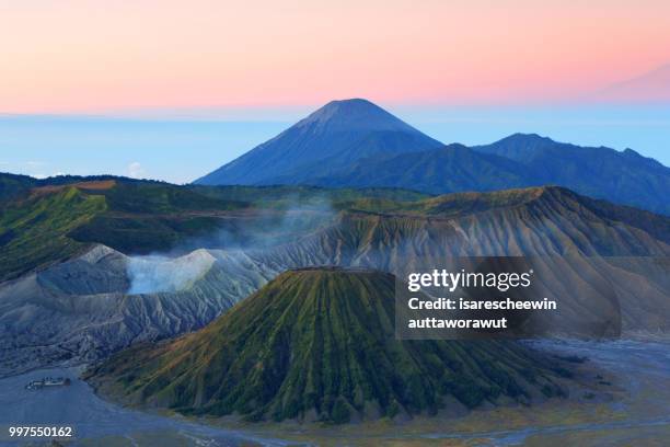 bromo tengger semeru national park at sunrise - bromo tengger semeru national park stockfoto's en -beelden