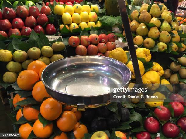 mercado de frutas y verduras - frutas stockfoto's en -beelden