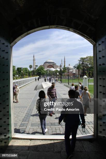 people enjoying at the sultanahmet square in istanbul - sultanahmet viertel stock-fotos und bilder