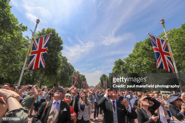crowds watching fly past on the mall, london - paul mansfield photography stock-fotos und bilder