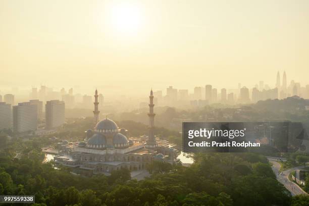 aerial view of federal territory mosque during sunset. - federal territory mosque stock pictures, royalty-free photos & images