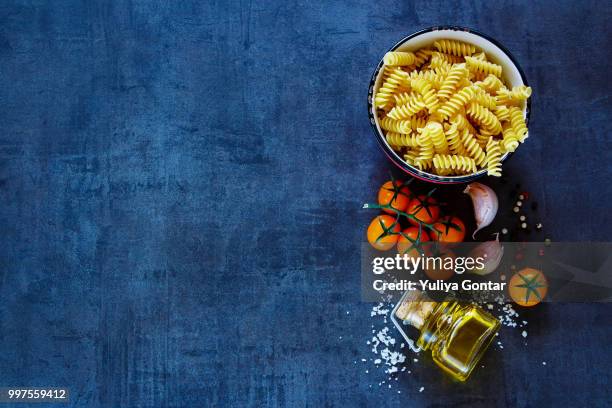 dry pasta with olive oil - chinese collar stockfoto's en -beelden