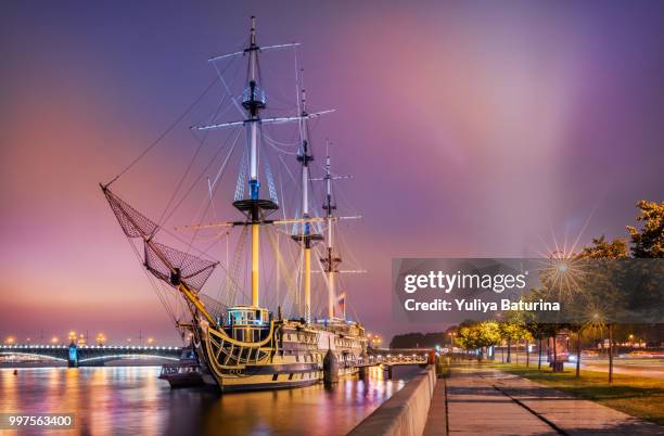 frigate blagodat at night - old frigate 個照片及圖片檔