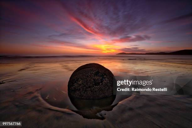 moeraki boulders - 1855 - moeraki boulders ストックフォトと画像