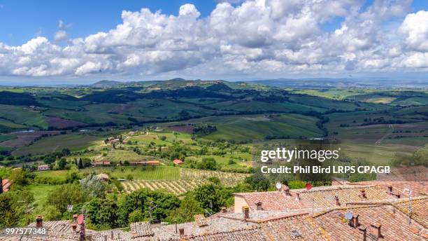 view of the countryside of val d'orcia from montepulciano - val dorcia 個照片及圖片檔