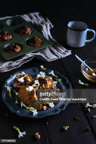 a yoghurt muffin with honey. - 500px stockfoto's en -beelden