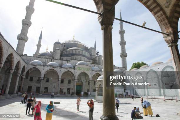 lue mosque free entrance for all visitors in istanbul - sultanahmet viertel stock-fotos und bilder