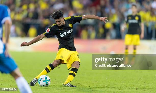 Dortmund's Mahmoud Dahoud in action during the test match between Borussia Dortmund and Espanyol Barcelona in Winterthur, Switzerland, 28 July 2017....