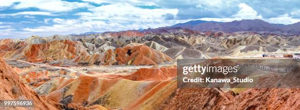 zhangye danxia landvorm geologische park - rainbow mountains china stockfoto's en -beelden