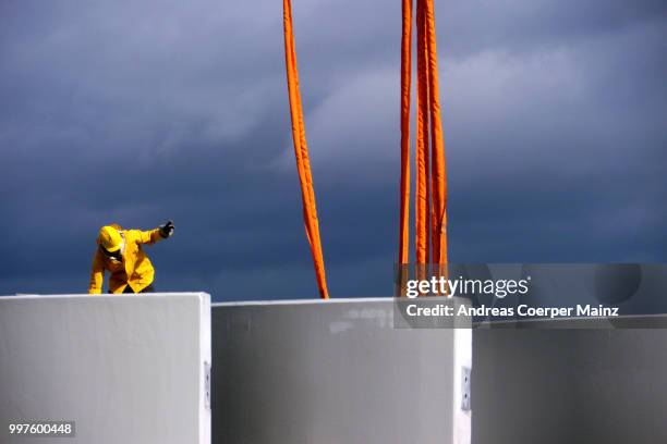 arbeiter auf elementen des masts einer windkraftanlage - auf stock pictures, royalty-free photos & images