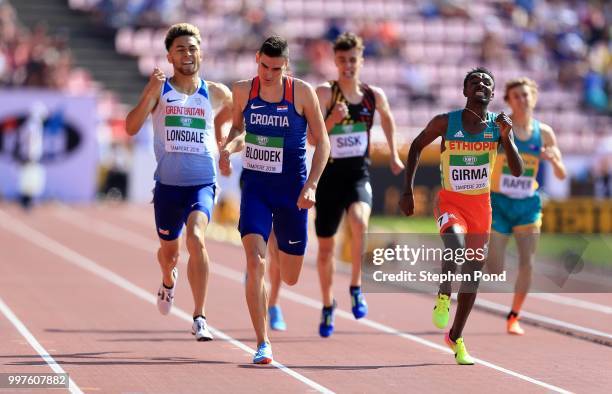 Marino Bloudek of Croatia and Markhim Lonsdale of Great Britain race for the line during heat 3 of the men's 800m heats on day four of The IAAF World...