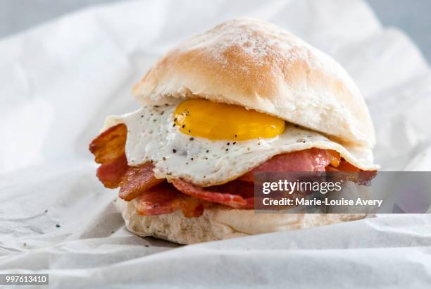 breakfast buttie with egg - bacon fotografías e imágenes de stock