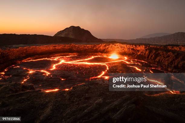 the orange glow of the erta ale volcano - volcano 個照片及圖片檔