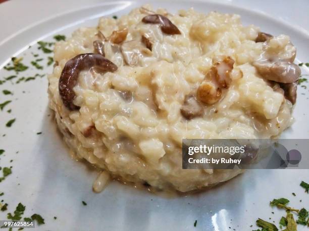parmesan risotto and mushrooms - risoto stockfoto's en -beelden