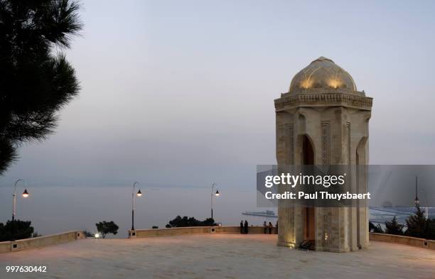 baku eternal flame monument - eternal flame stock-fotos und bilder