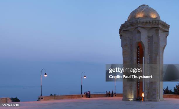 baku eternal flame monument - eternal flame stock-fotos und bilder