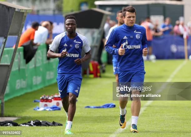 Schalke's Bernard Tekpetey and Yevhen Konoplyanka run during the training of German soccer club Schalke 04 in Mittersill, Austria, 28 July 2017....