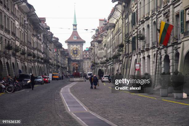 bern schweiz altstadt kramgasse straße - bern stadt stock-fotos und bilder