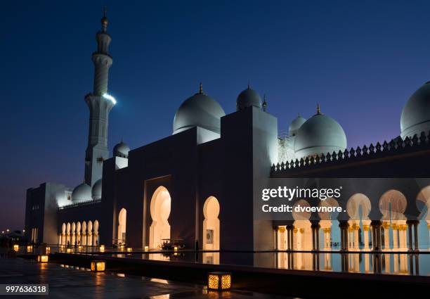 sheikh zayed white mosque in abu dhabi at night - zayed stock-fotos und bilder