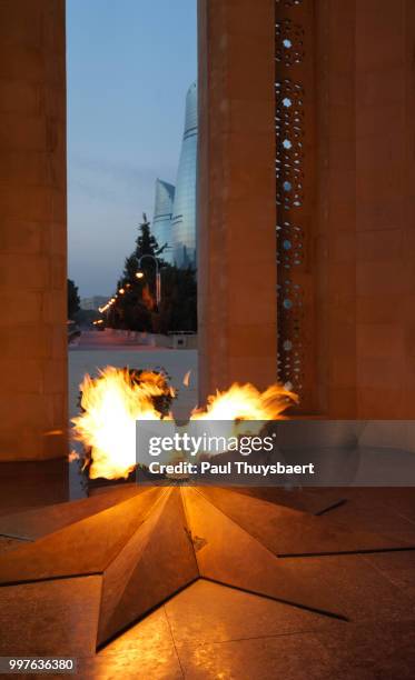 baku eternal flame monument - eternal flame stock-fotos und bilder