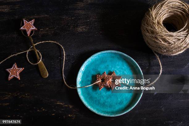 star-shaped cookies and rope - rustic star stock-fotos und bilder