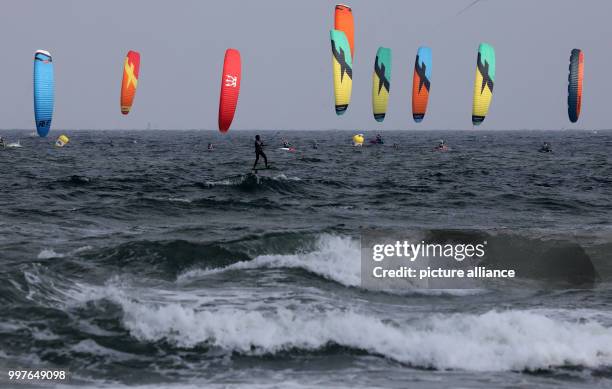 Mecklenburg-Vorpommern, Warnemünde: Auf der Ostsee starten Kitesurfer bei einem Rennen innerhalb der Europameisterschaft. 14 Frauen und 45 Männer...