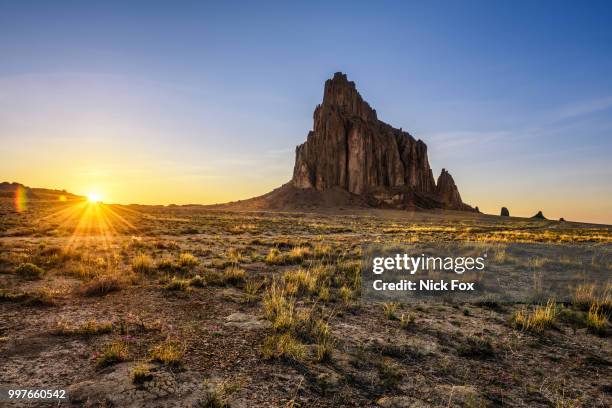 sunset above shiprock - shiprock 個照片及圖片檔