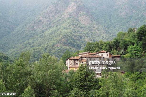 village on a mountainside in piedmont - yeowell imagens e fotografias de stock