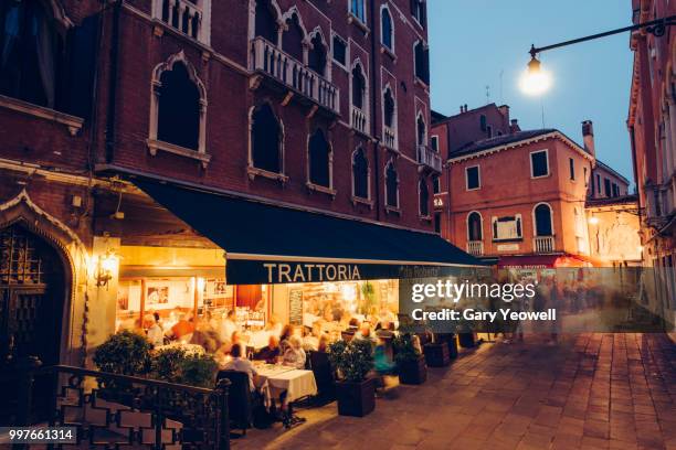 street cafes and restaurants in venice at dusk - yeowell imagens e fotografias de stock