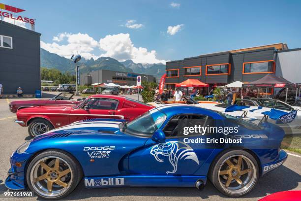 a blue and white dodge viper - alloy wheel stock pictures, royalty-free photos & images