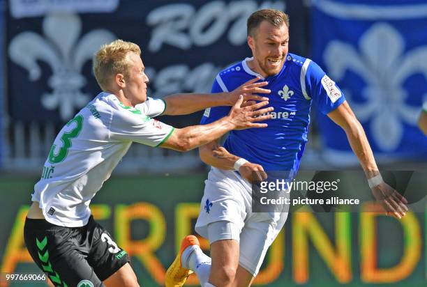 Darmstadt's Kevin Grosskreutz and Fuerth's Nik Omladic vie for the ball during the German 2. Bundesliga soccer match between Darmstadt 98 and SpVgg...