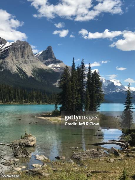 spirit island at maligne lake - lago maligne foto e immagini stock