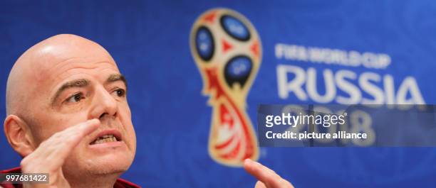 Russland, Moskau: Fußball: WM. FIFA-Präsident Gianni Infantino kommt zu einer Pressekonferenz. Photo: Christian Charisius/dpa