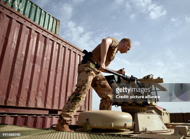 Soldier prepares the weapon system of a FUCHS transport vehicle at Camp Castor, Mali, 30 July 2017. Photo: Britta Pedersen/dpa