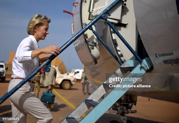 German Defence Minister Ursula von der Leyen gets on board a plane at Camp Castor in Gao, Mali, 31 July 2017. Photo: Britta Pedersen/dpa