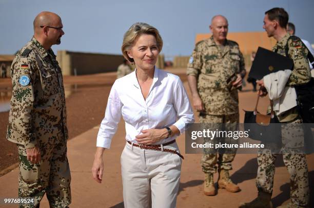 German Defence Minister Ursula von der Leyen walks across the airfield at Camp Castor in Gao, Mali, 31 July 2017. Photo: Britta Pedersen/dpa