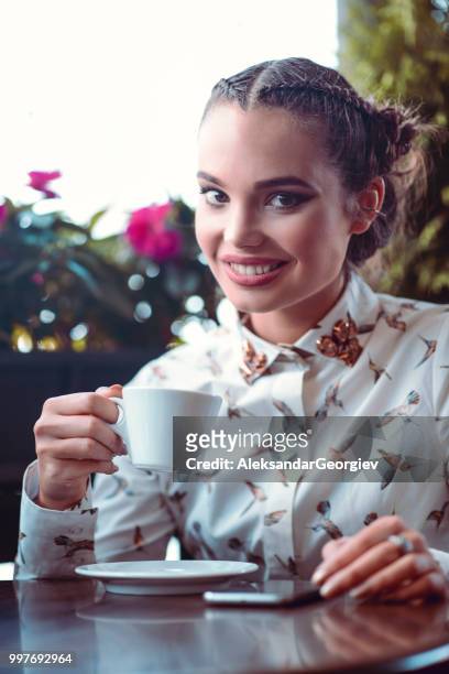 portrait de belle femmes buvant le café de matin à la maison - aleksandar georgiev photos et images de collection