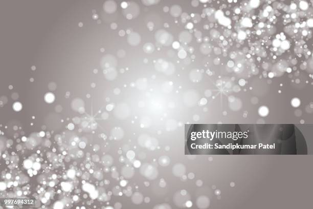 licht grau bokeh hintergrund - silver-glitter-white-background stock-grafiken, -clipart, -cartoons und -symbole