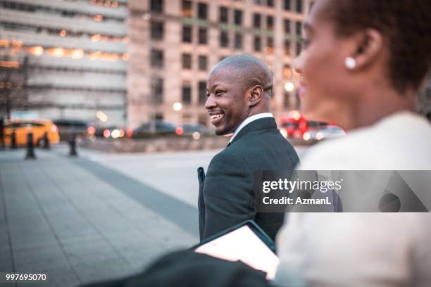 笑顔のビジネスマンおよびビジネス道を渡る - azmanl ストックフォトと画像