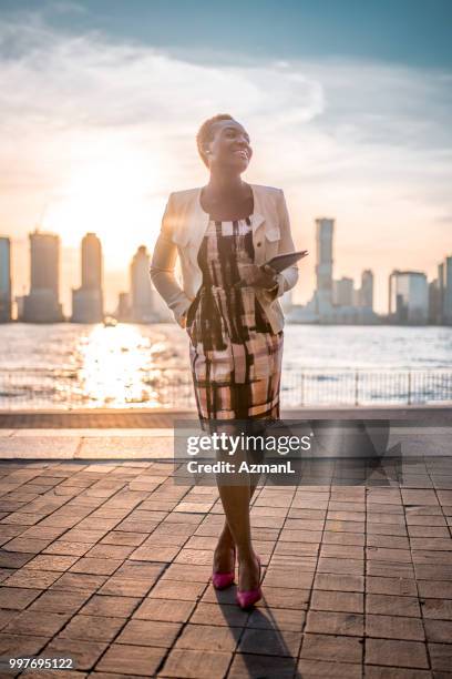 glimlachende zakenvrouw voor onderweg - african cityscape stockfoto's en -beelden