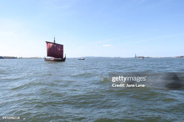 viking sailboat in nyc - jane boone stock-fotos und bilder