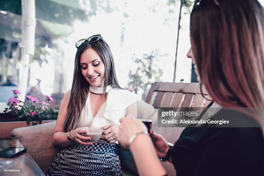 Niedliche Geschäftsfrauen Kaffeetrinken nach der Arbeit