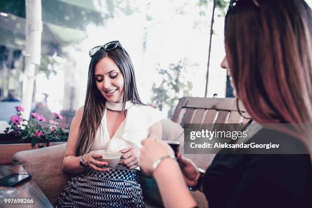 mujeres empresarias lindas tomando café después del trabajo - aleksandar georgiev fotografías e imágenes de stock