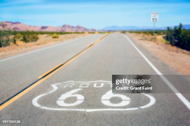 route 66 highway sign. - route 66 stock-fotos und bilder