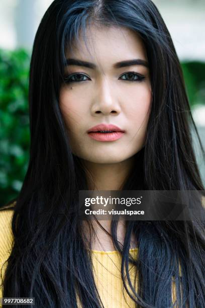 美麗的年輕亞洲婦女俯瞰城市景觀。 - vanguardians 個照片及圖片檔