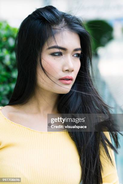 hermosa mujer asiática joven ciudad vistas. - vanguardista fotografías e imágenes de stock
