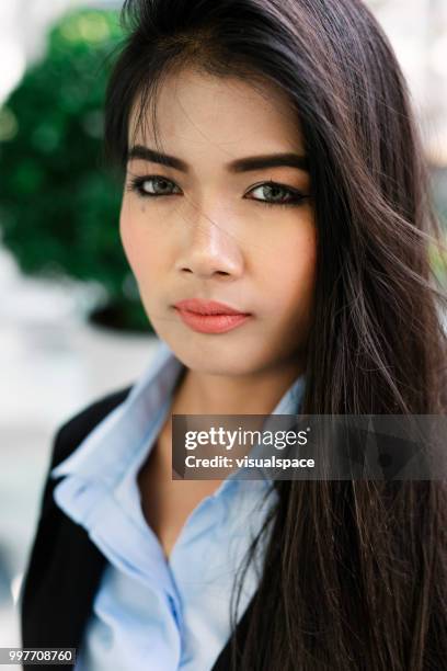 porträt eines jungen asiatischen geschäftsfrau. - vanguardians stock-fotos und bilder